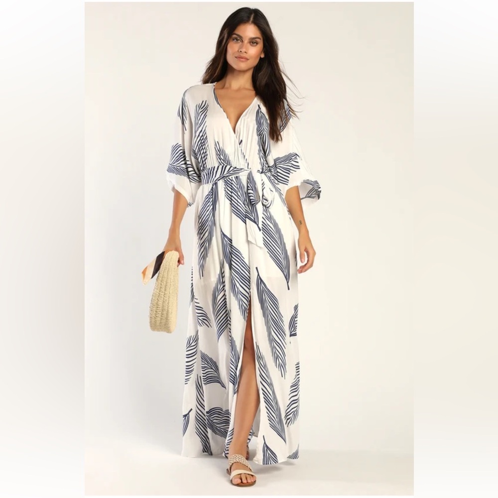 NEW Lulu’s White and Navy Blue Leaf Print Maxi Dress Small Size